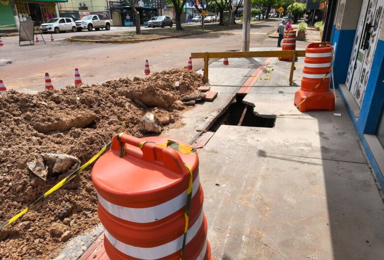 Rompimento de duas tubulações da rede de drenagem pode ter provocado erosão na Rua Cuiabá