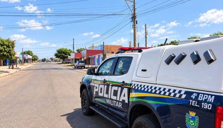 PM prende homem suspeito de tentar sair de loja de roupas sem pagar