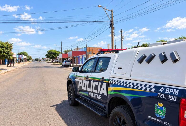 PM prende homem suspeito de tentar sair de loja de roupas sem pagar