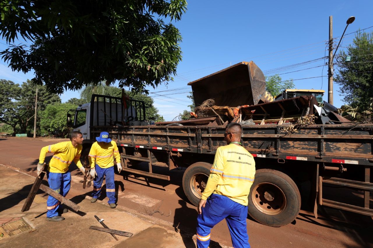Prefeitura intensifica ações de limpeza e combate ao Aedes na região do Jóquei Clube