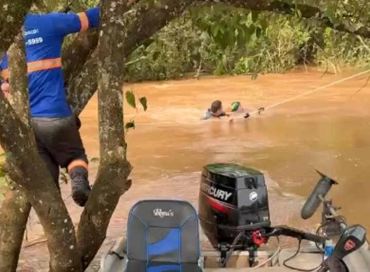 Embarcação com duas pessoas vira no Rio Dourados e mobiliza resgate; veja vídeo