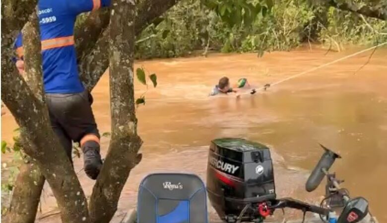 Embarcação com duas pessoas vira no Rio Dourados e mobiliza resgate; veja vídeo