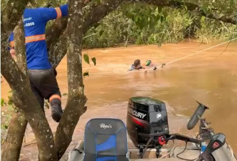 Embarcação com duas pessoas vira no Rio Dourados e mobiliza resgate; veja vídeo