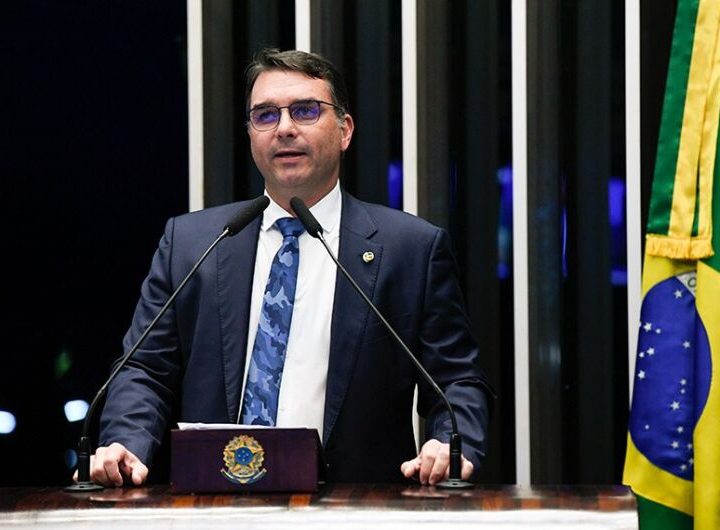 Voo de Flávio Bolsonaro pousa no Equador em escala para Miami