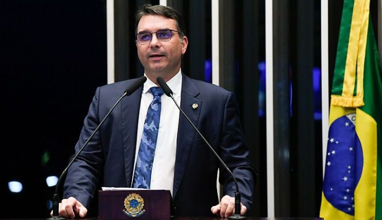 Voo de Flávio Bolsonaro pousa no Equador em escala para Miami