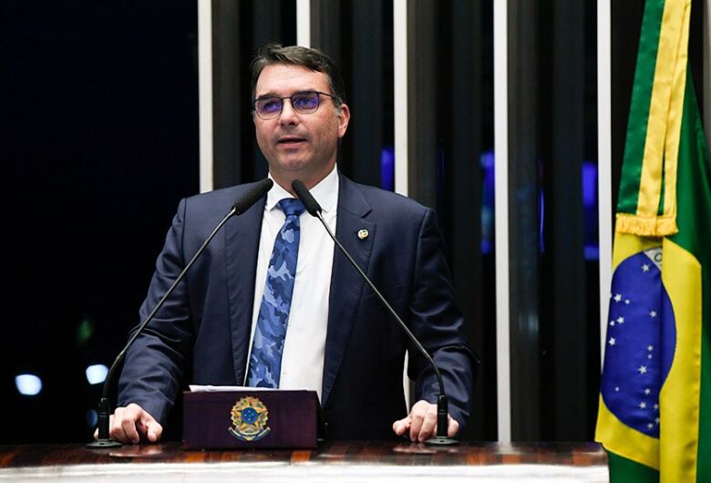 Voo de Flávio Bolsonaro pousa no Equador em escala para Miami