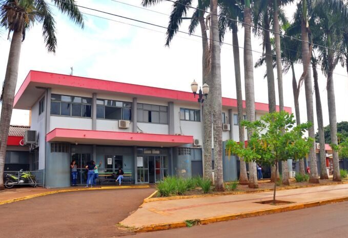 Mulher morre após perder controle de moto e bater em árvore