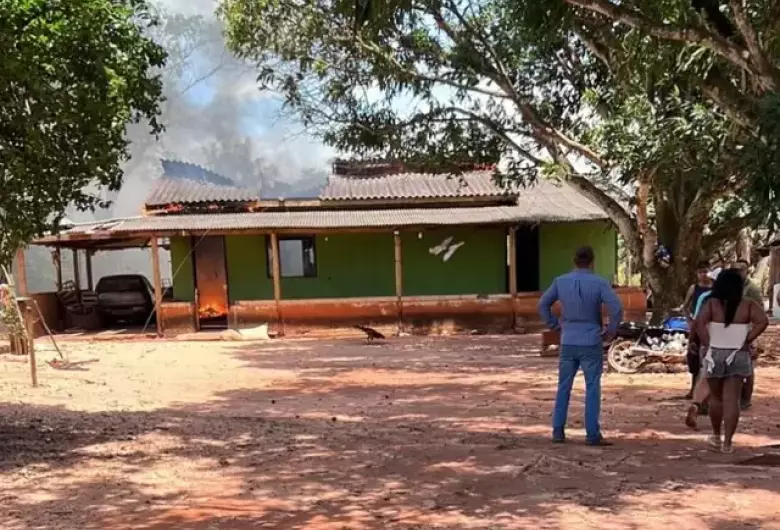 Dois corpos são encontrados após incêndio em casa de Itaquiraí