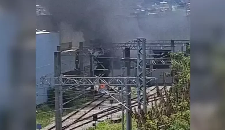 Avião cai próximo a estação de metrô e piloto morre