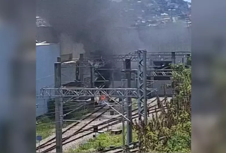Avião cai próximo a estação de metrô e piloto morre