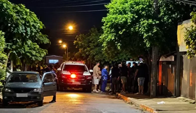 Dupla em moto executa homem a tiros no meio da rua