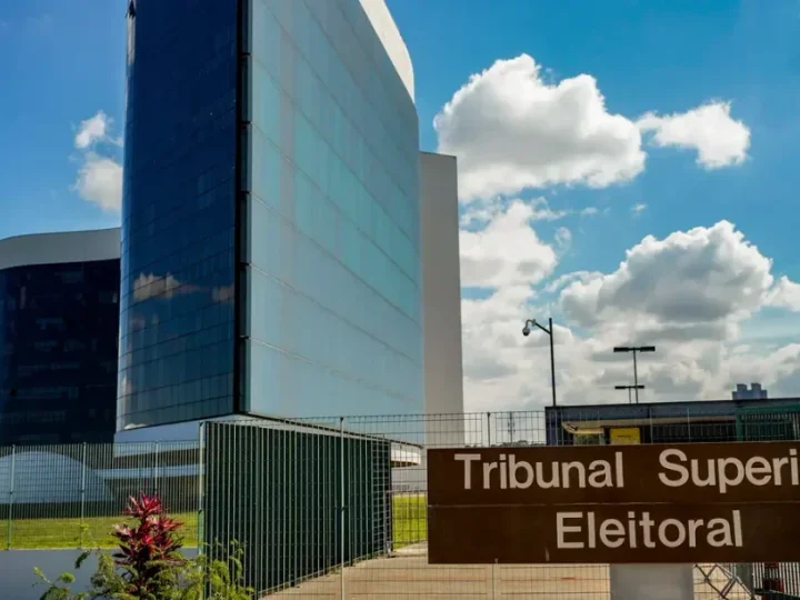 Nunes Marques convoca campanhas de Lula e Flávio para reunião no TSE