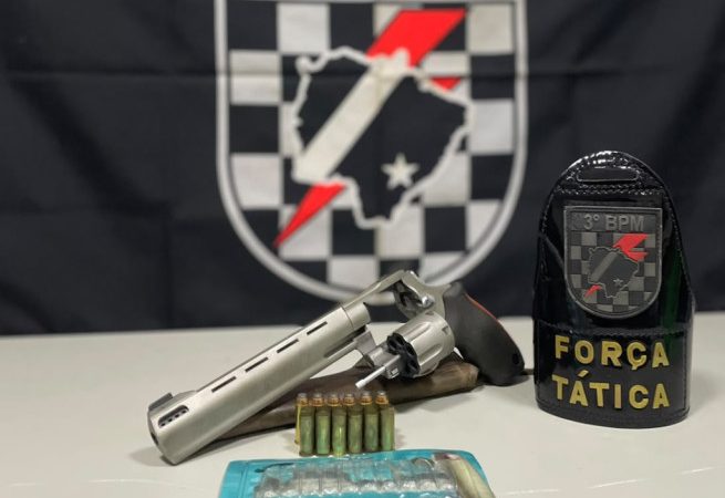 Denúncia de tiros em festa leva polícia a encontrar revólver .44 em caminhonete
