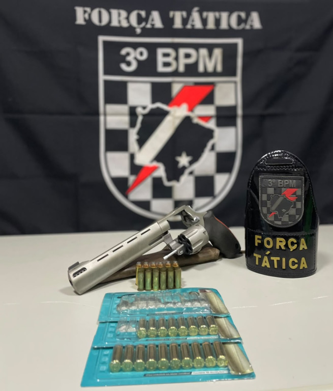 Denúncia de tiros em festa leva polícia a encontrar revólver .44 em caminhonete
